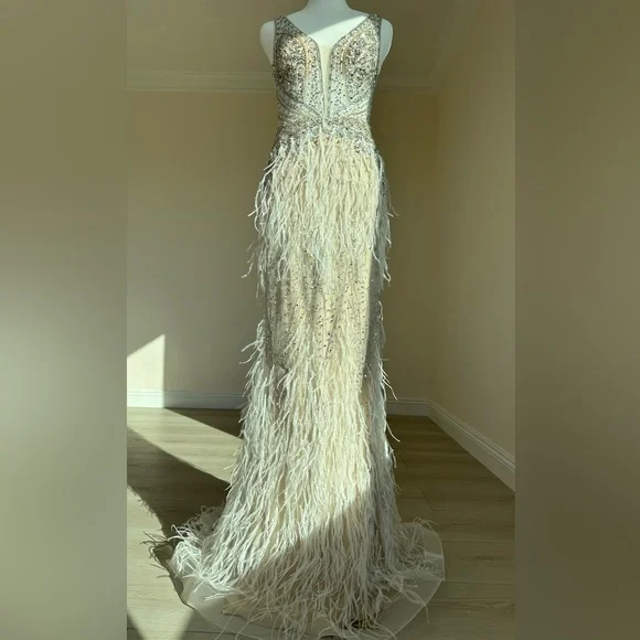 New Jovani 03023 Sheer Embellished Bodice
Feather Gown|Cream|00|Missing Tags - Picture 9 of 17